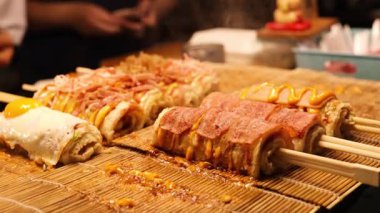 Lezzetli pirinç rulolarını sosla pişirmek.