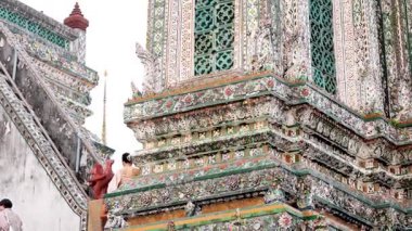 Wat Arun 'un süslü yapılarının ayrıntılı görünümü
