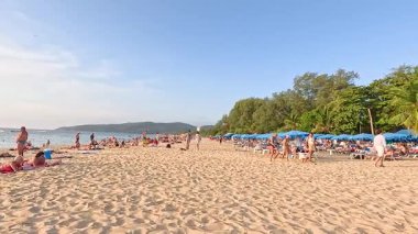 İnsanlar Phuket, Tayland 'da güneşli plaj günlerinin tadını çıkarıyorlar.