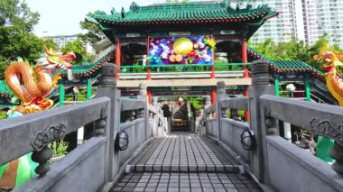 Ejderha heykelleriyle dolu canlı bir tapınak girişi