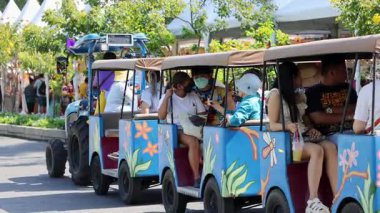 İnsanlar manzaralı bir park treninin keyfini çıkarıyor.