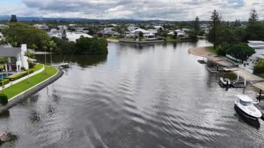 İnsansız hava aracı görüntüleri, Avustralya 'nın Gold Coast kentindeki sakin kanalları ve lüks evleri yumuşak gün ışığında, yumuşak su yansımalarıyla yakalıyor.