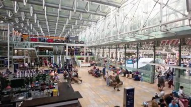 Paddington İstasyonu, Londra 'da kalabalık ve hareketlilik