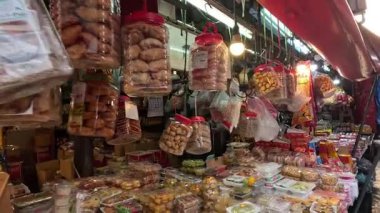 Çeşitli paketlerle renkli atıştırmalık tezgahı