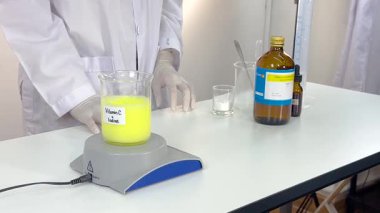 Renk değişimiyle kimyasal reaksiyon gösterisi