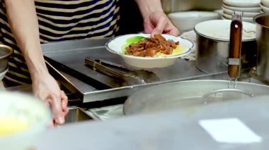 Şef domuz etli ve sebzeli erişte çorbası servis ediyor.