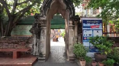 Huzurlu tapınaklardan geçen ziyaretçiler