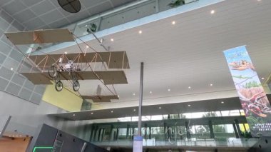 Müzenin havacılık sergisini keşfeden insanlar