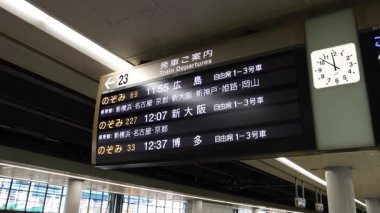 Ekranda tren saatleri ve varış yerleri değiştiriliyor