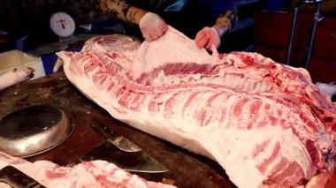 Kasap masayı ustalıkla budar ve eti hazırlar..