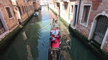 Gondol Venedik 'te dar bir kanalda geziniyor.