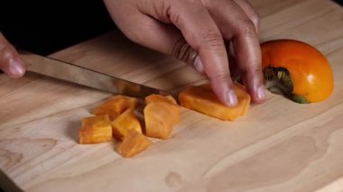 Eller hurmaları küçük küplere ayırıyor.