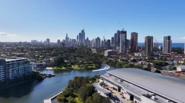 İnsansız hava aracı görüntüleri, açık mavi gökyüzünün altında Avustralya 'nın Gold Coast kentinin canlı ufuk çizgisini ve su yollarını yakalıyor.