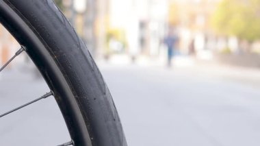 Caddedeki bisiklet lastiğinin yakın çekimi.