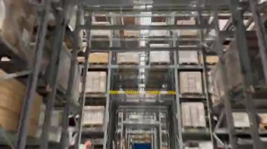 IKEA 'nın geniş depolama alanının koridorları araştırılıyor.