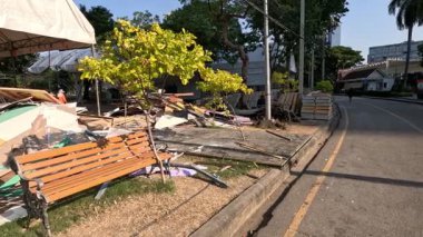 Bir park bankının çökme zamanı