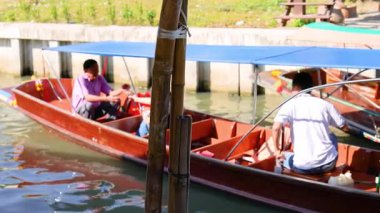 Khlong Lat Mayom Kanalı 'nda seyir eden tahta tekne.
