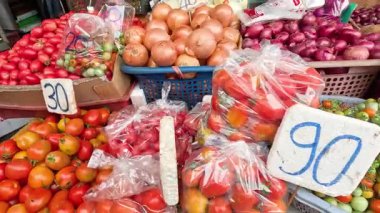 Markette renkli sebze gösterimi