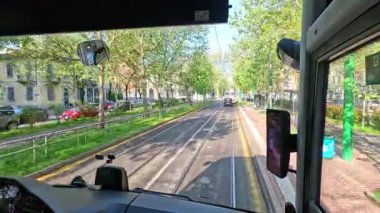 Milano 'nun manzaralı sokaklarında tramvay yolculuğu