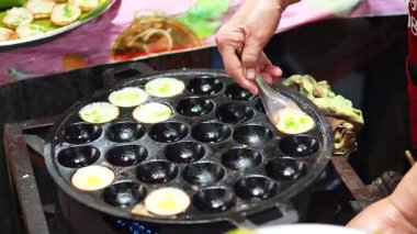 Bangkok pazarında kanom krok pişirme süreci