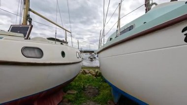 Dysart Limanı 'ndaki teknelerde yürüyen kişi.