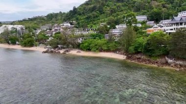 Hava görüntüleri Phuket 'in sakin kıyı şeridi boyunca yemyeşil ve kıyı tatil beldelerini yakalıyor, canlı manzaralar ve sakin sular sergiliyor.