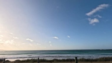 Sakin okyanus dalgaları berrak mavi gökyüzünün altında