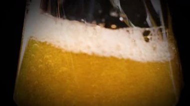 Bira dökülüyor, köpük ve köpük oluşuyor.