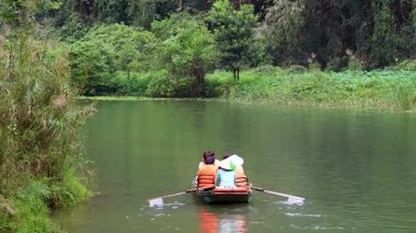 Doğada kürek çeken iki insan.