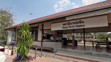 Sakin bir tren istasyonunun sabit görüntüsü