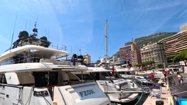 Monte Carlo limanına lüks yatlar yanaştı.