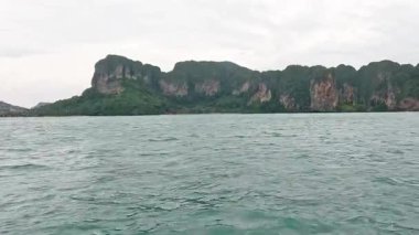 Uzak dağ adasıyla manzaralı okyanus manzarası