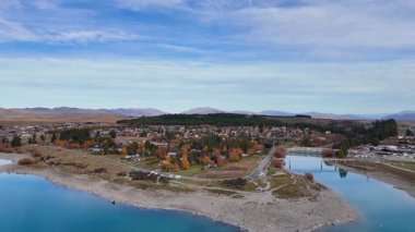 İnsansız hava aracı görüntüleri Tekapo Gölü 'nün sakin sularını, şehri çevreleyen suları ve Yeni Zelanda, Canterbury' de berrak gökyüzünün altındaki uzak dağları yakalar.