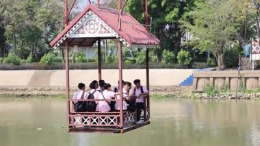 Bir grup insan yüzen bir çardakta toplandı.