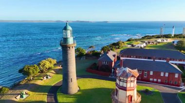 Drone görüntüleri, açık mavi gökyüzünün altında Bellarine, Victoria 'daki Kara Deniz fenerini ve kıyı manzarasını yakalar.