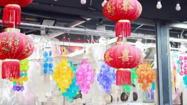 Phuket pazarında canlı fenerler ve dekorasyonlar