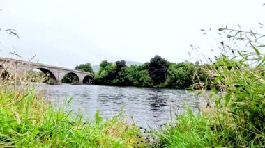 Tarihi taş köprüsü olan huzurlu nehir manzarası