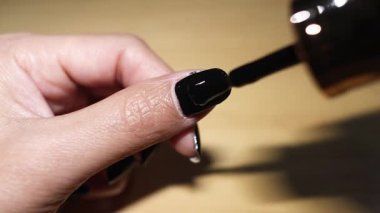 Tırnaklarına siyah oje sürme dizisi