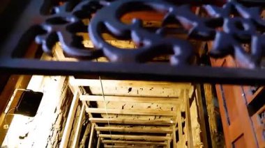 Sikkeyi derin bir kuyuya at.