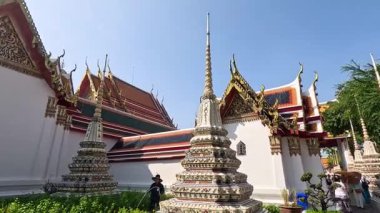 Turistler Wat Pho Tapınağındaki pagodalara hayran.