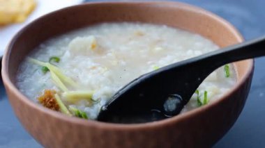 Bir kase lezzetli yulaf lapasını karıştırıp servis etmek.