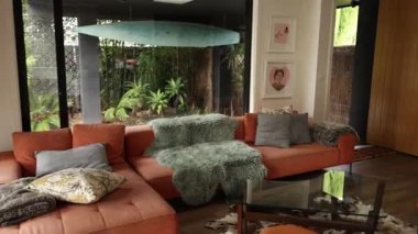 Kıyı dekorları olan modern oturma odası.