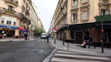 Yaya ve araçlar şehir caddesinden geçiyor.