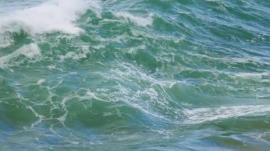 Dinamik okyanus dalgaları Avustralya, Port Campbell 'da kıyıya çarpıyor, canlı turkuaz renkler ve enerjik hareketler sergiliyor.