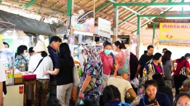 Kalabalık Bangkok 'taki canlı pazar tezgahlarını keşfediyor