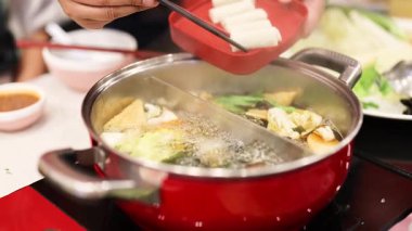 Bangkok 'ta taze malzemelerle güveç hazırlıyorum.