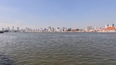 Bir şehrin panoramik görüntüsü su üzerinde ufuk çizgisi