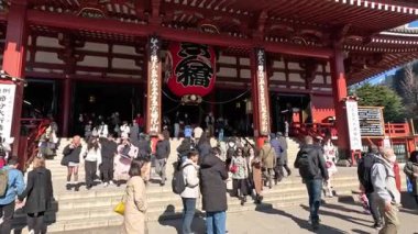 Geleneksel bir tapınağı ziyaret eden kalabalık.