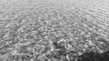 Yumuşak dalgalar dokulu bir yüzey üzerinde hareket ediyor