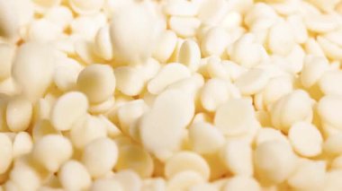 Beyaz çikolata parçaları birikiyor ve birikiyor.